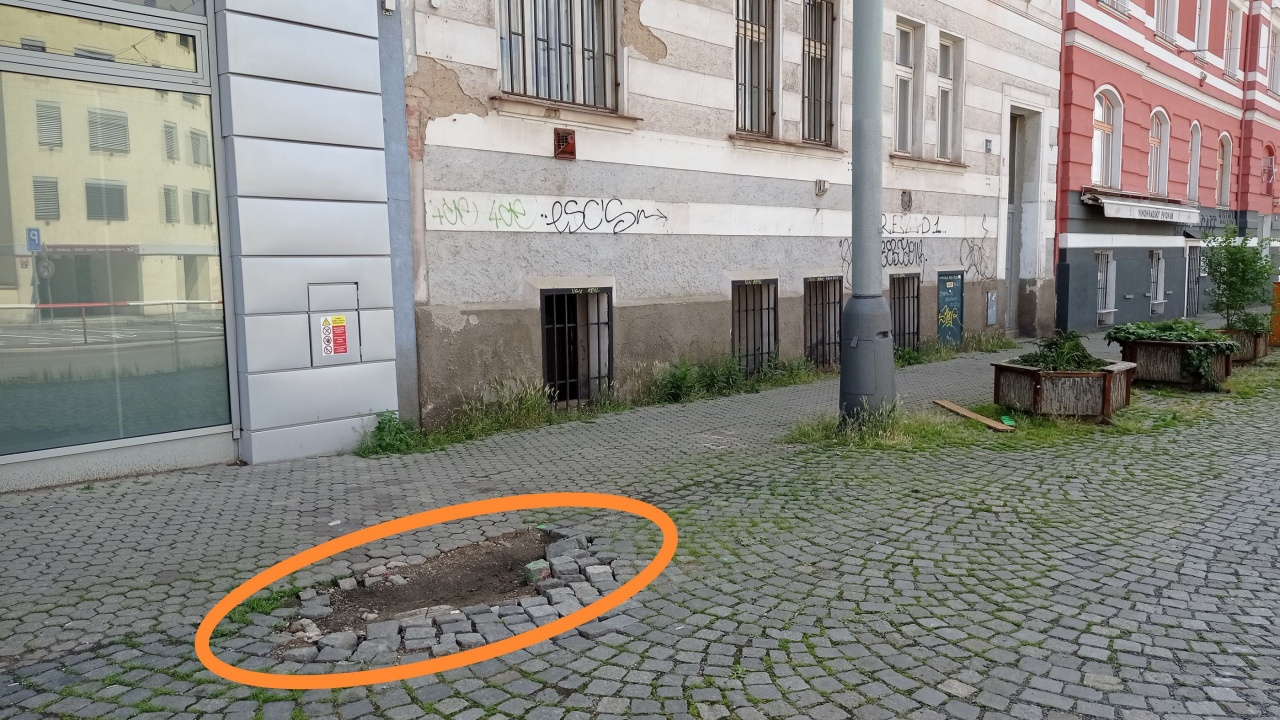 Rozbitá dlažba pěší zóny Na Žertvách u č.p. 2196/34