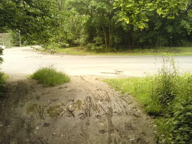 Nepřehledný vjezd na silnici bez možnosti rozhlédnutí. 