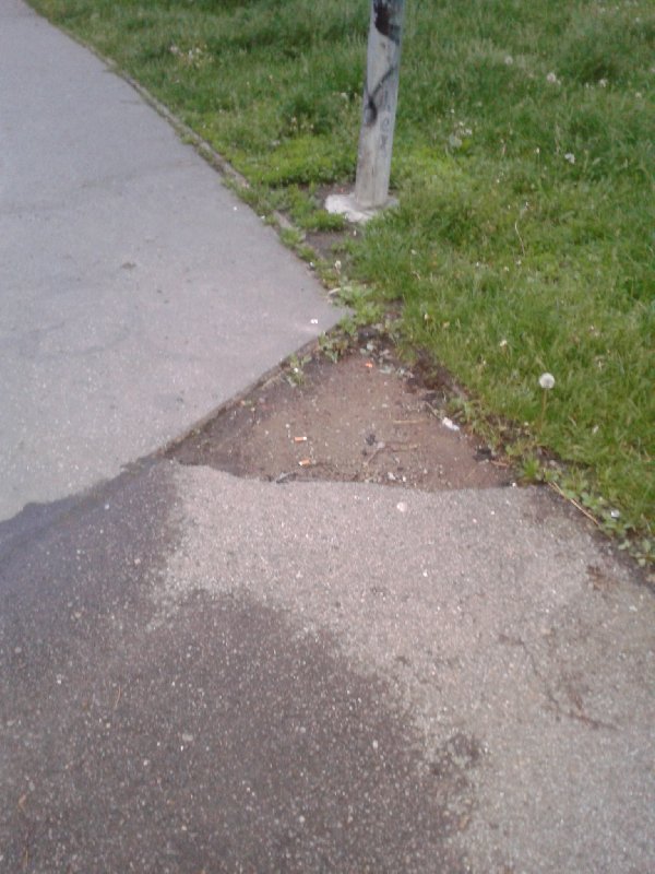 Chybějící kus chodníku vedle minigolfu na Gutovce