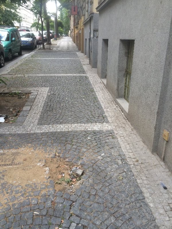 Nebezpečný výmol  na chodníku  Nitranská  9, Praha 3, Vinohrady