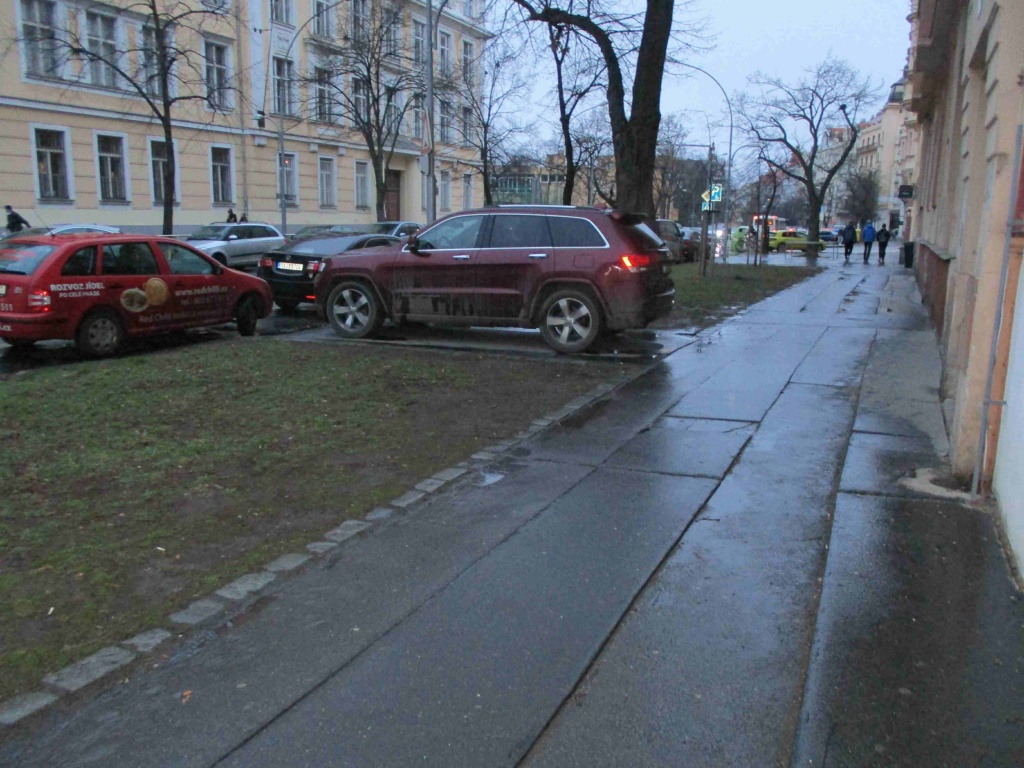 Parkování na chodníku Kodaňská 45