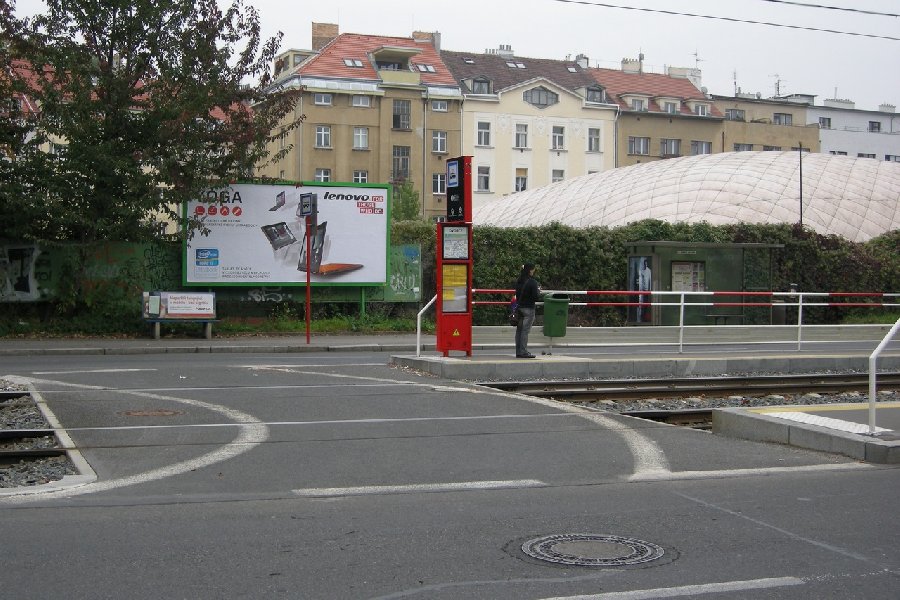 Zriadenie prechodu na zastávke Dvorce
