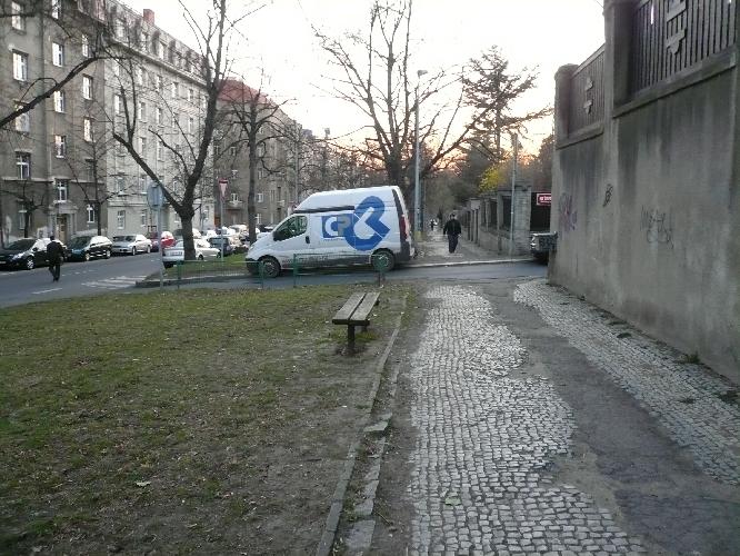 Na kraji zeleně - neprůchodnost chodníku