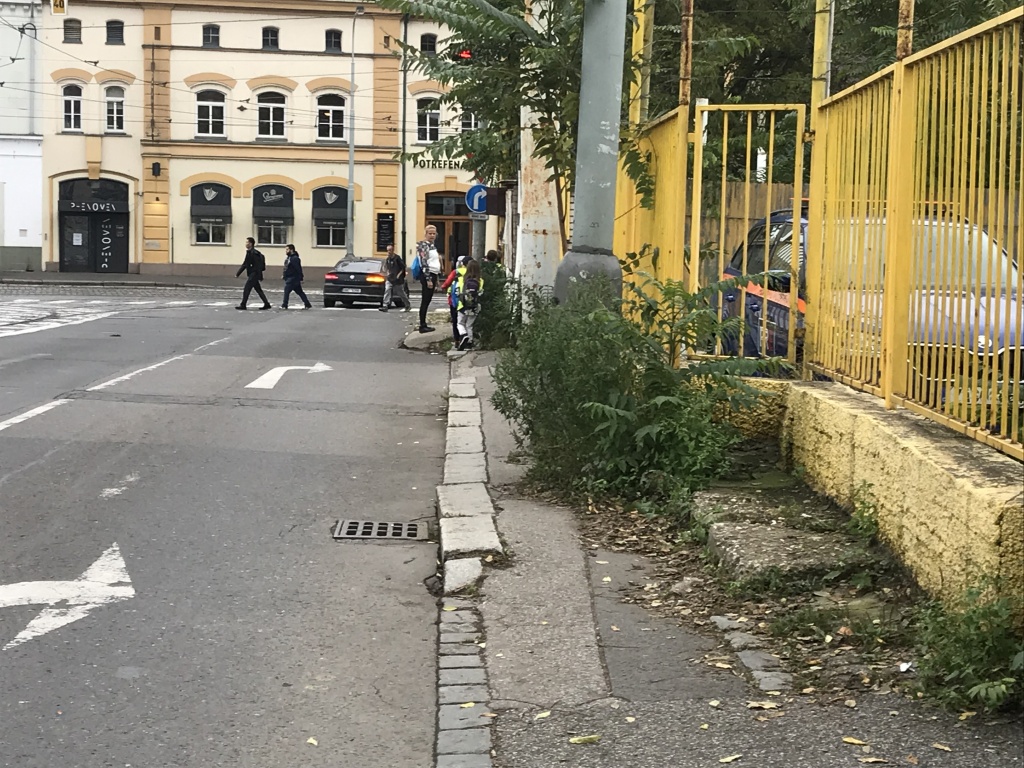 Nebezpečný chodník podél ulice Za Ženskymi Domovy