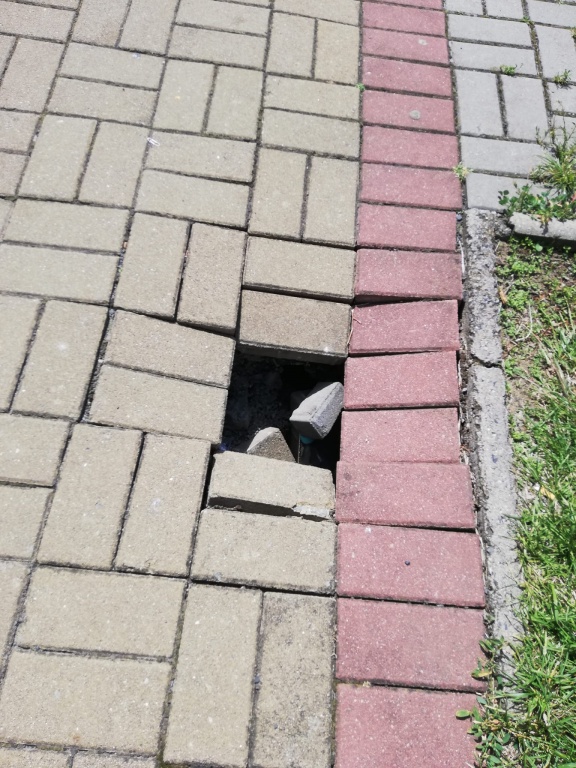 Rozbitý chodník  v ul. Beranových Praha 18 