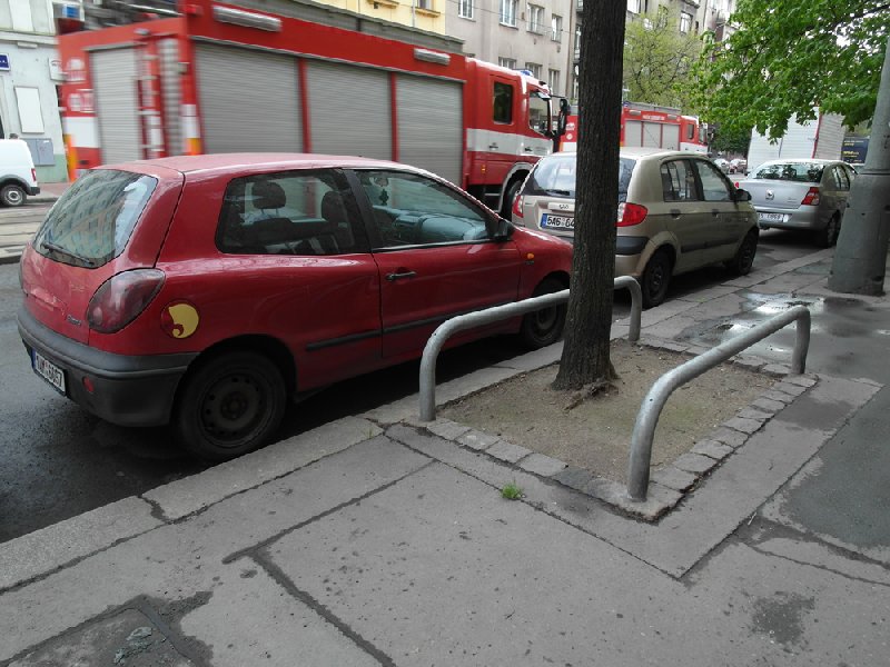 Životu nebezpečné parkováni v Sámově ulici
