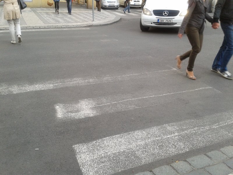 Mizející přechod pro chodce přes Rytířskou