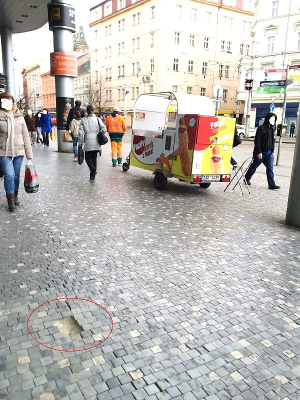 Rozbitý chodník ulice Nádražní