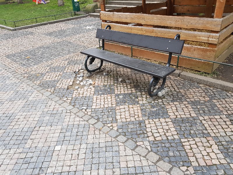 Rozbitý chodník před kostelem Panny Marie Vítězné