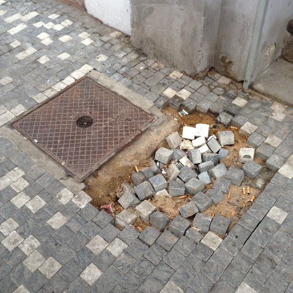 Vytlučená dlažba na Moskevské