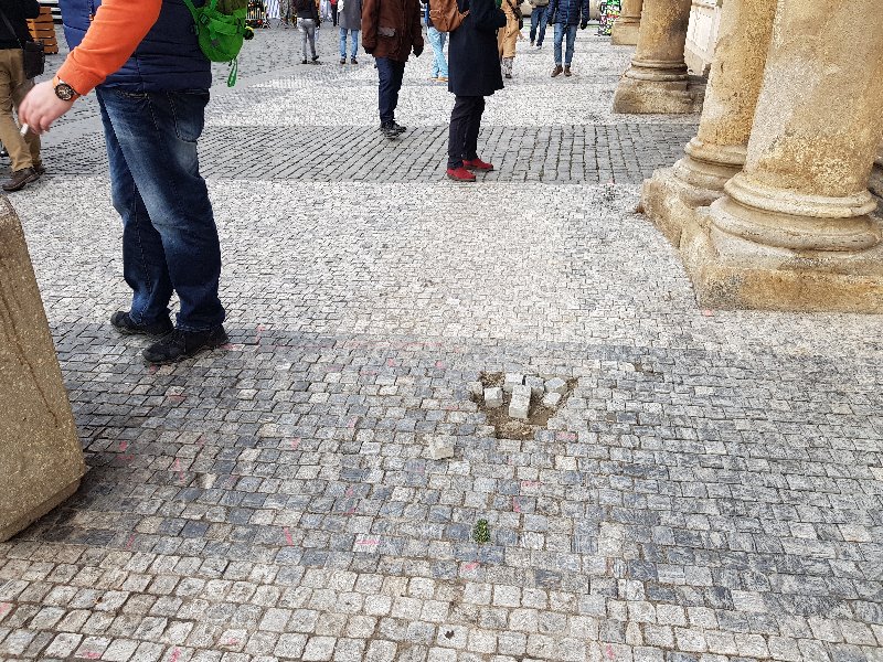 Rozbitý chodník poblíž paláce Golz-Kinských