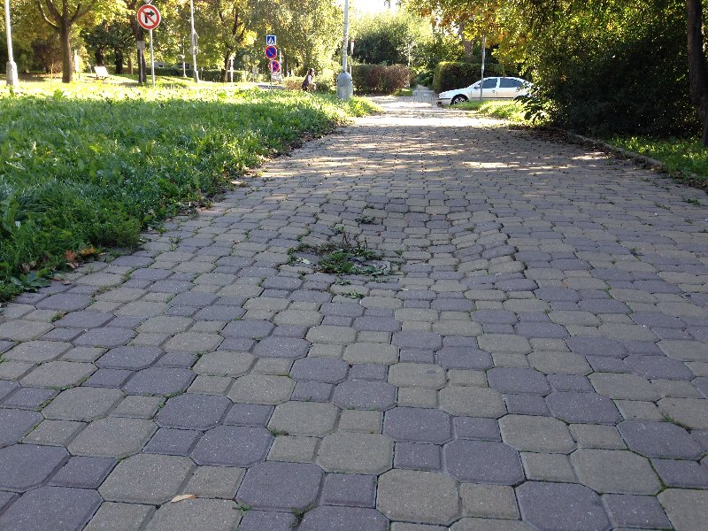 Propadající se dlažba u Strašnického divadla