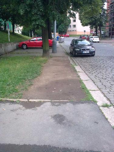 Chybějící chodník / chybějící rastr na frekventované trase