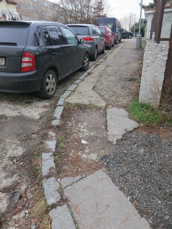 Havarijní stav chodníku na rohu ulic Hornokrčská - Valtínovská