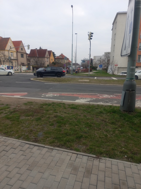 Chybějící přechod pro chodce na křižovatce Počernická x Na Palouku