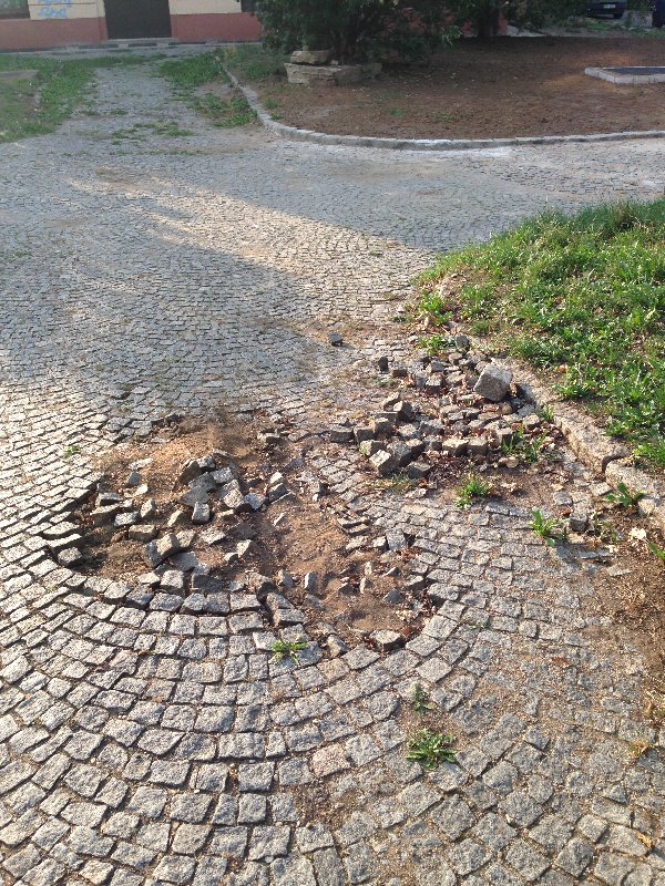 Díry v dlažbě po montáži teplovodu
