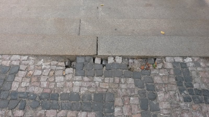 Propadající se schod na Nových zámeckých schodech
