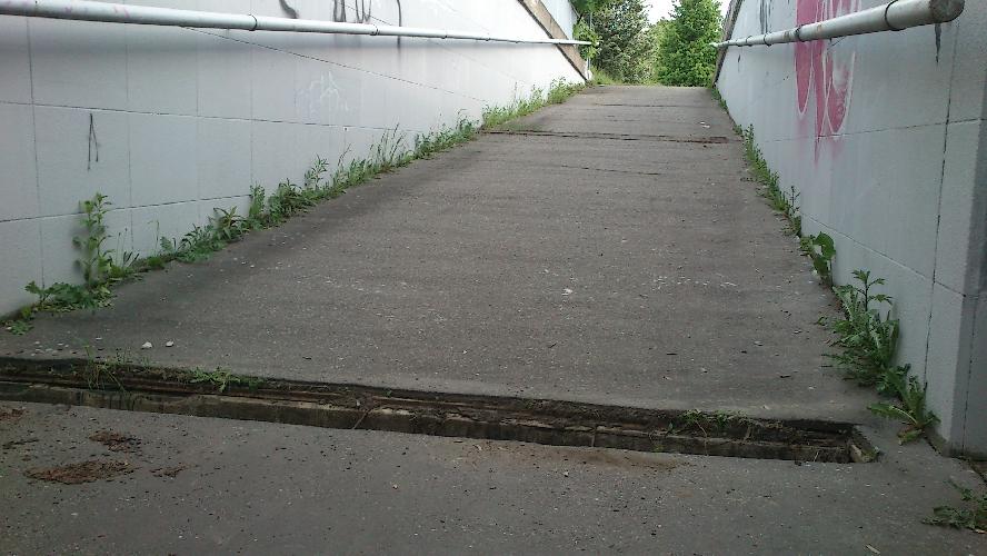 Chybějící krycí deska kanálu v podchodu