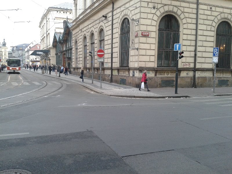 Rozbitý chodník roh Havlíčkova x Hybernská