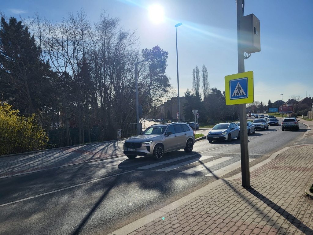 Žádost o zvýšení bezpečnosti přechodu pro chodce u ZŠ Compass, Praha 4