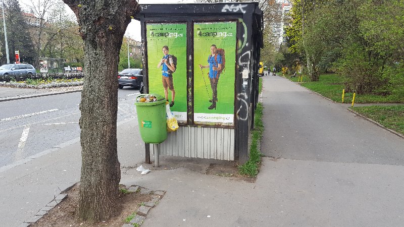Věčně přeplněný odpadkový koš v ulici Počernická (zast. Hostýnská)
