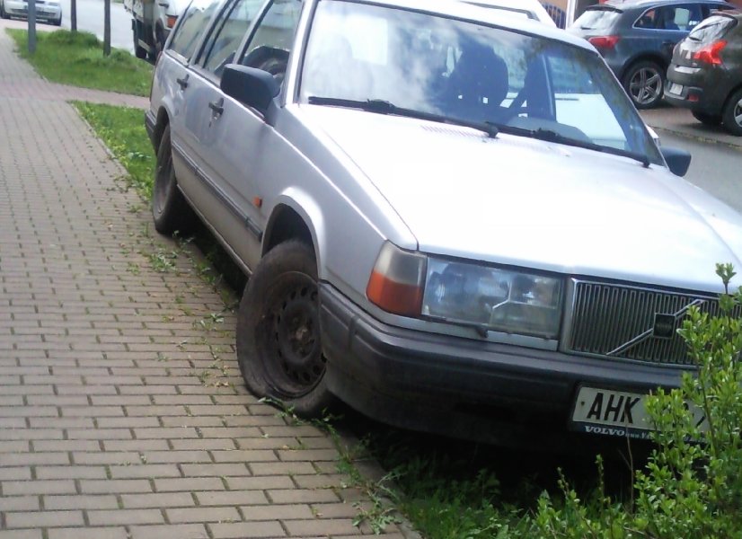Vrak na chodníku
