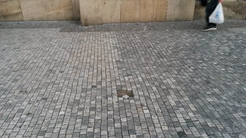 Vypadané dlažební kostky před divadlem Hybernia