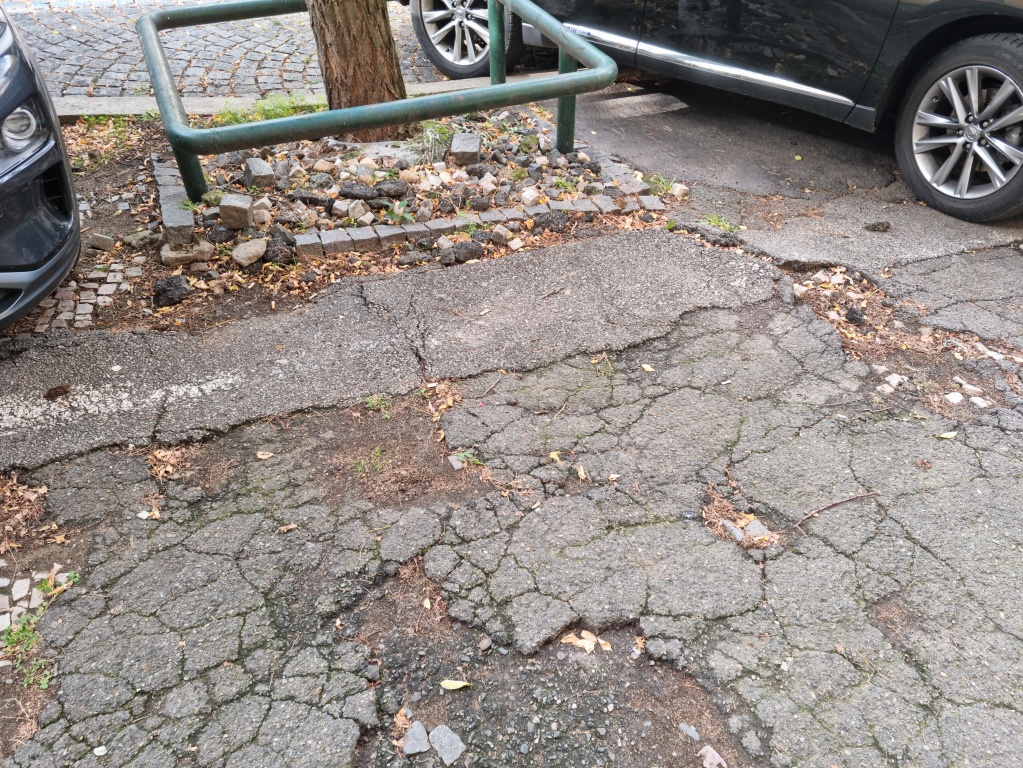 Chodník v dezolátním stavu v Baranově ulici
