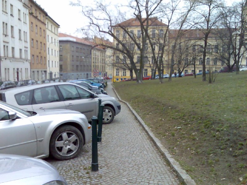 Auta zužují chodník ve Svatoslavově ulici