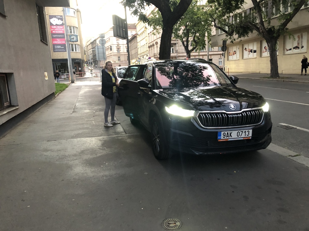 Parkování na chodníku před hl. vstupem do budovy Ženské domovy