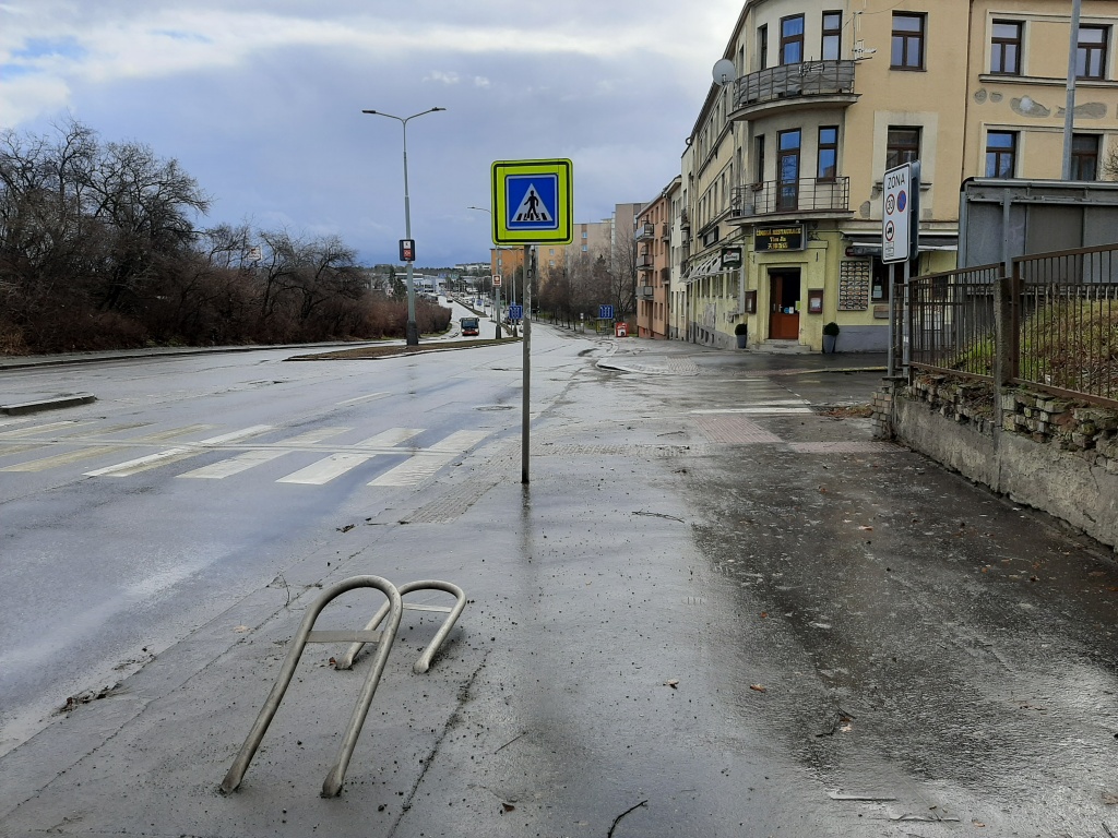 ohnuté cyklostojany na Spojovací