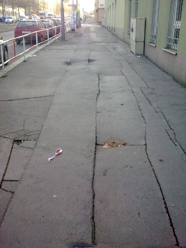 Rozbitý chodník v Koněvově