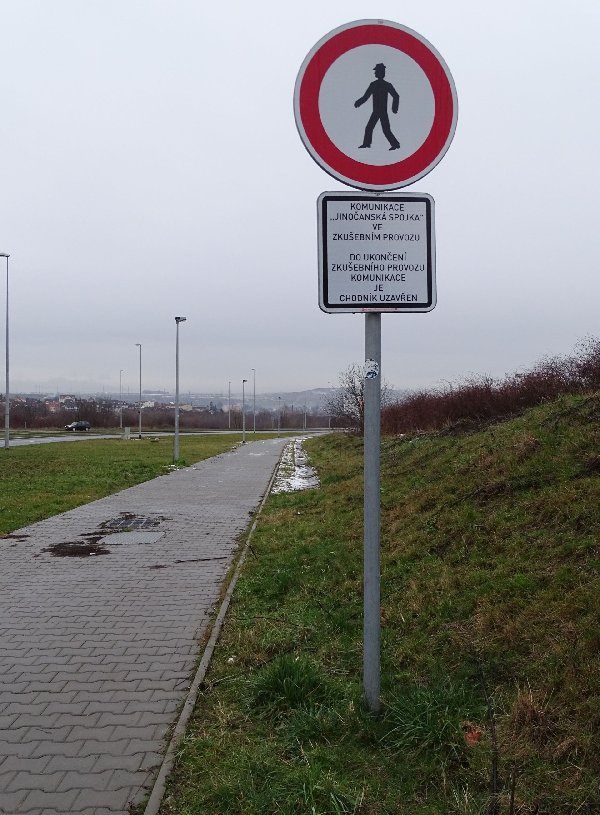 Zákaz vstupu na stezku podél Poncarovy ulice (Jinočanské spojky)
