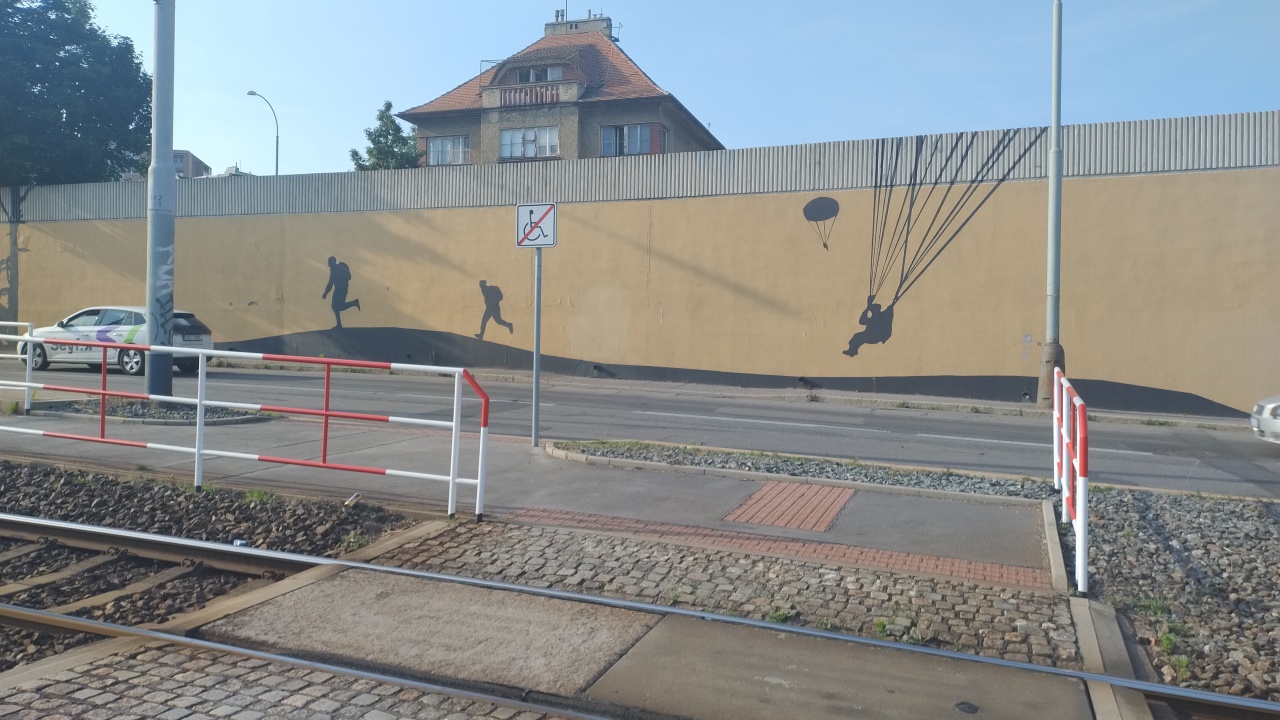 Chybějící přechod pro chodce u tramvajové zastávky 
