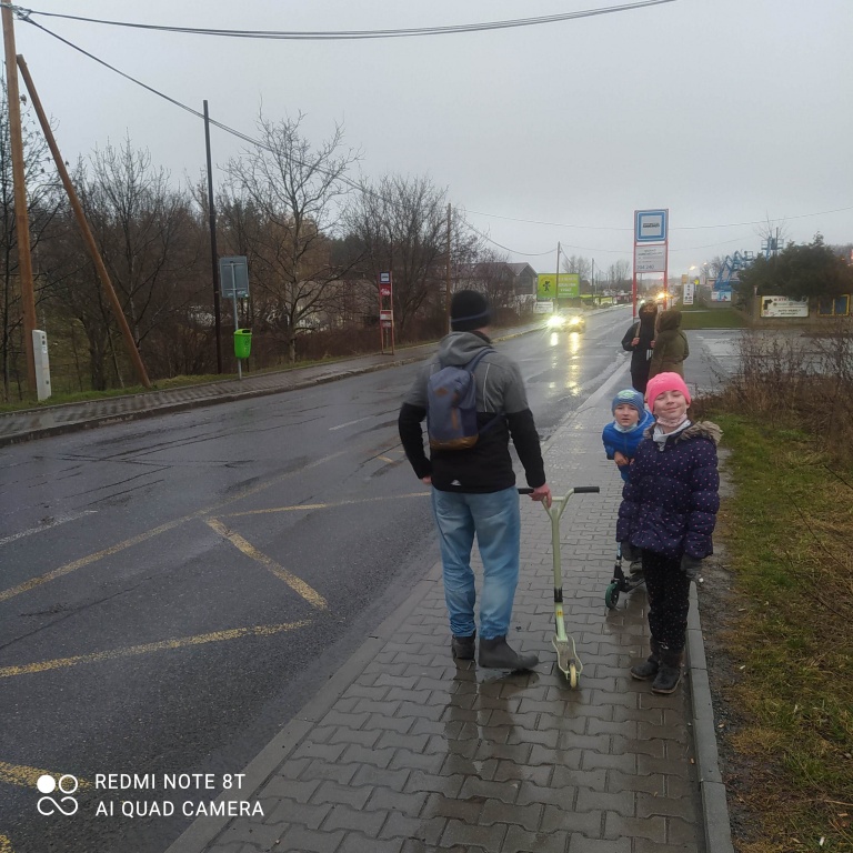 Absence přístřešku MHD na zastávce Nádraží Horní Měcholupy