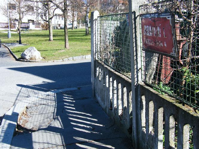 Propadlý chodník