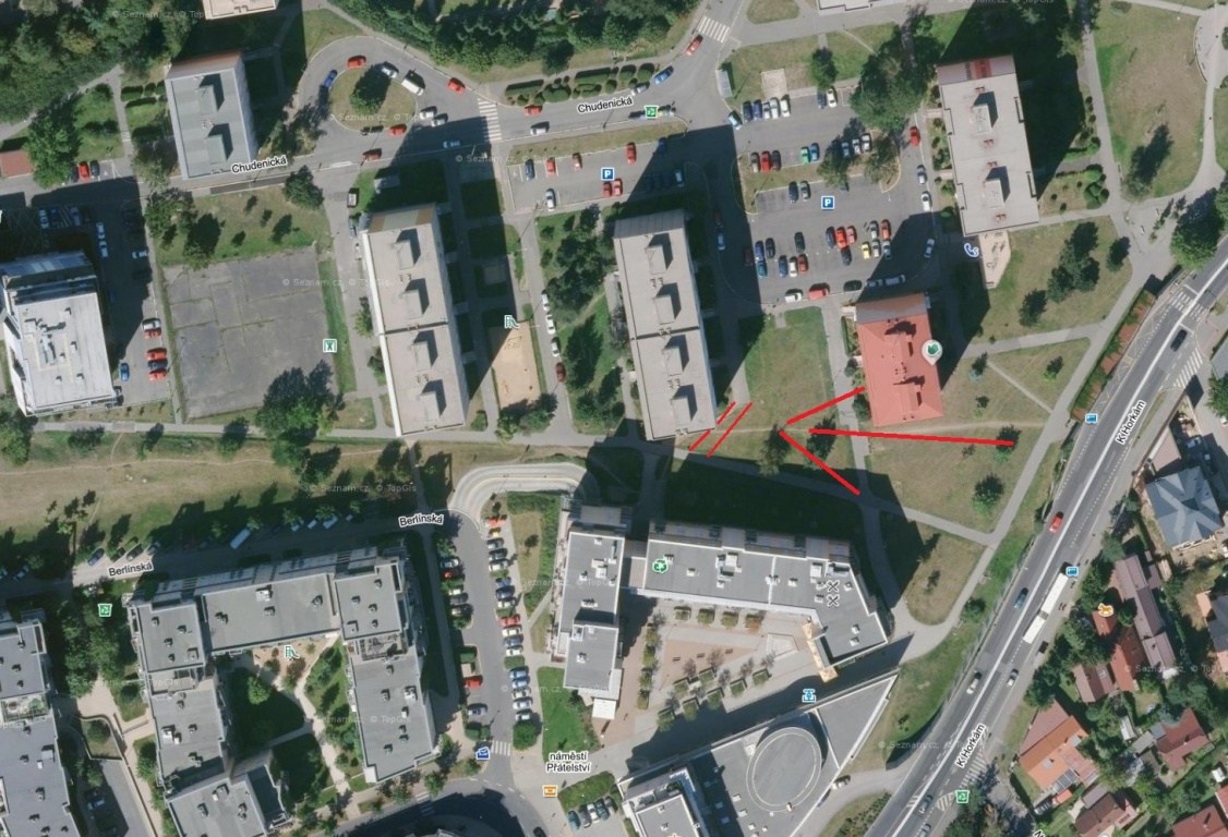 Nedokončený chodník z ulice /parkoviště/ Chudenická 1082/16 