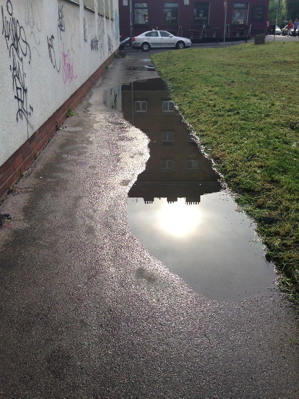 Prohlubeň v chodníku u hl. pošty Prahy 10