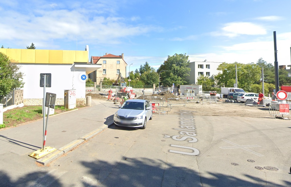 kamenné kostky na prostranství před Albertem Peroutkova-U Šalamounky