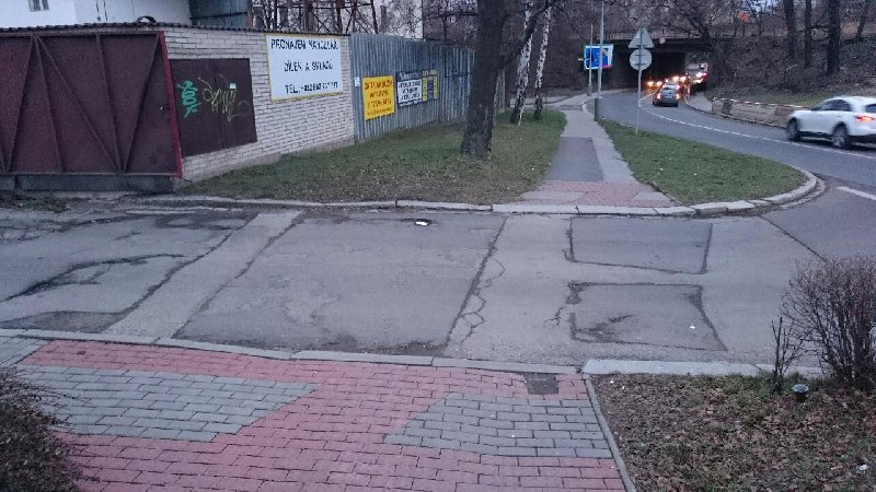 Chybějící zebra na dvou přechodech za sebou
