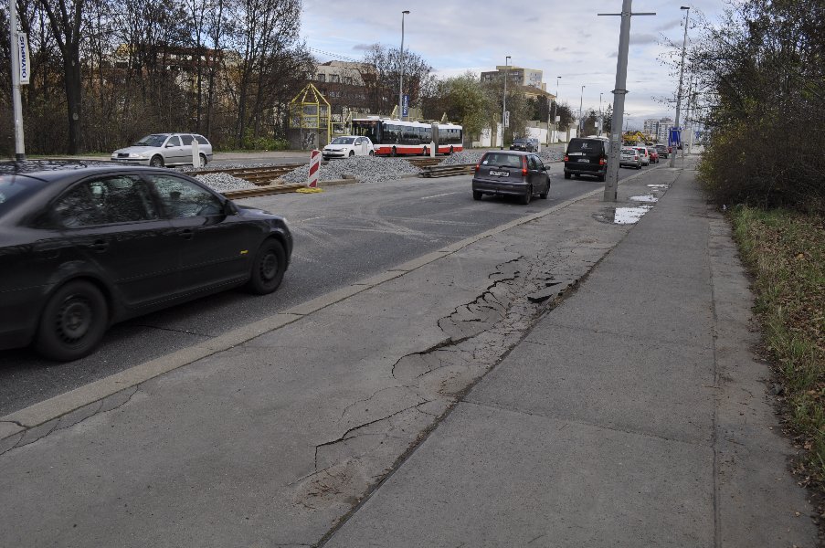 Nebezpečná díra - jižní chodník Evropská u CDMS Krystal