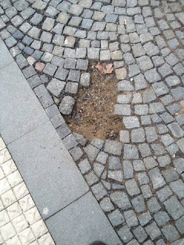 Rozbitá dlažba v ulici U Rajské zahrady
