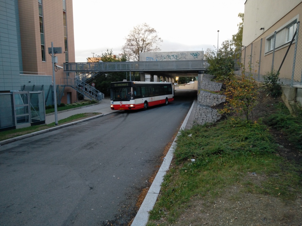 Lávka nad autobusovým obratištěm Bořislavka