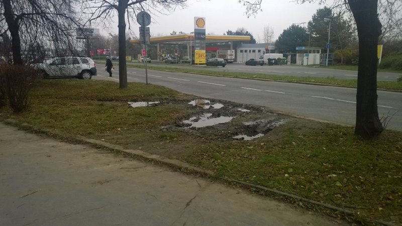 Projíždění aut z parkoviště přes zeleň - Prosecká 109
