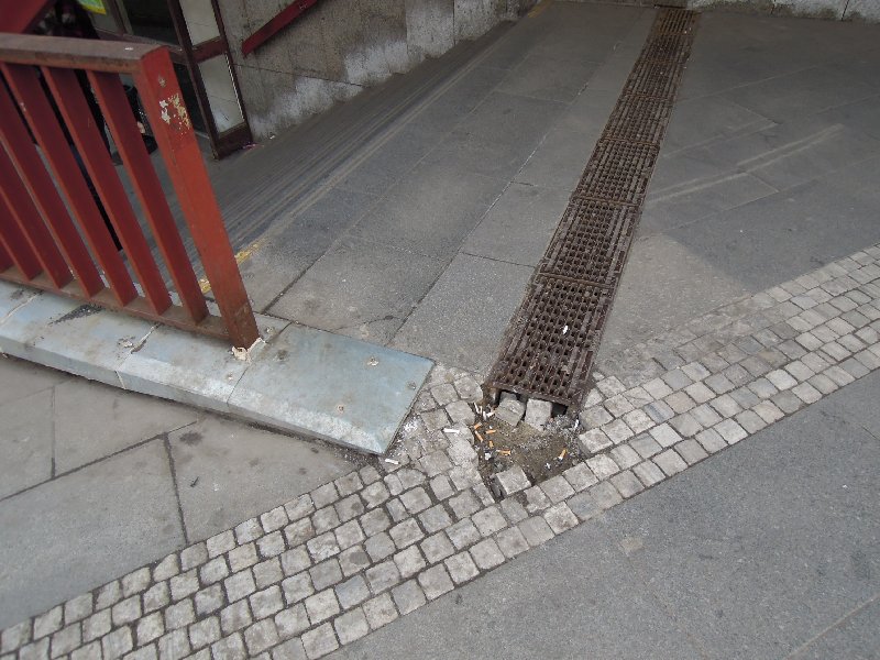 Díra v dlažbě u metra Strašnická