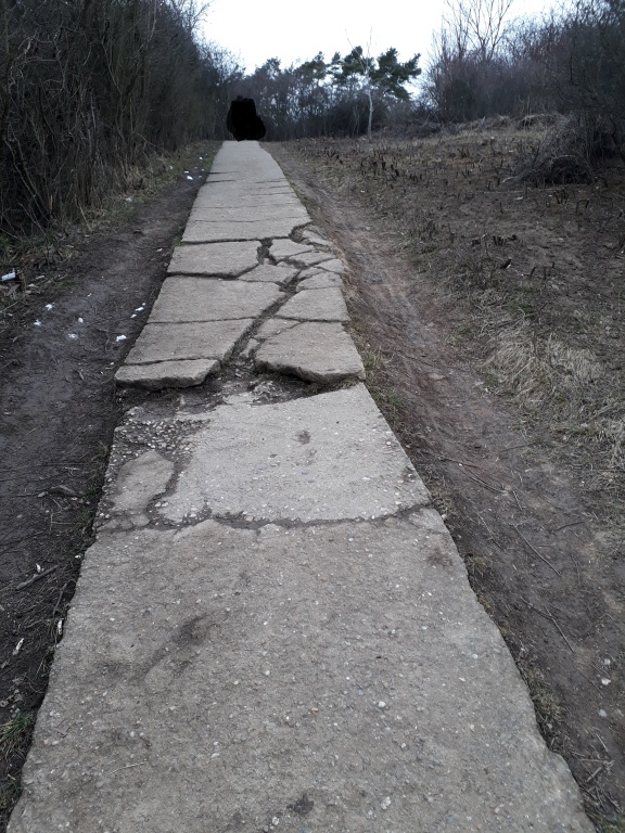 Díry v povrchu cyklostezky ŘE-HL