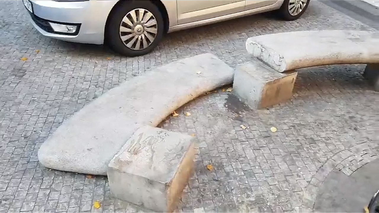 Rozložená lavička na rohu ulic Bartolomějská a Na Perštýně (Praha 1)