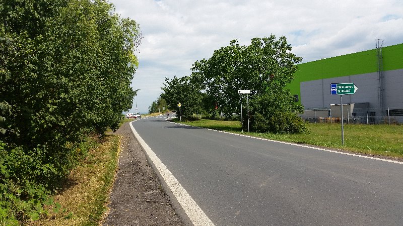 Chybí chodník podél hlavní silnice u průmyslové zóny