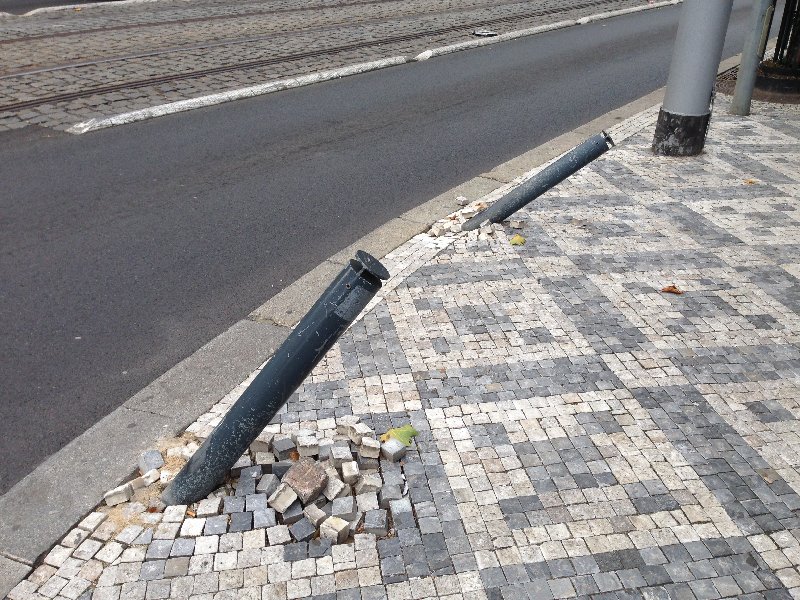 Vyvrácené sloupky na rohu Vinohradské a Jičínské