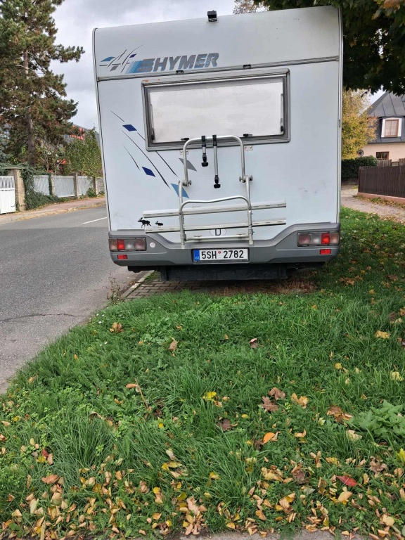 Řepy Žalanského ul.: Obytný vůz dlouhodobě znepřehledňující přecházení